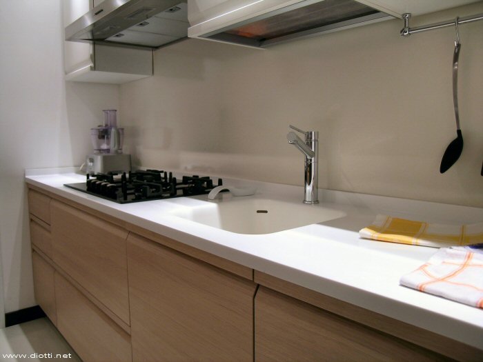 Il piano in Corian bianco visto da vicino, pratico e molto molto elegante: la vasca saldata rende agevole la pulizia quotidiana